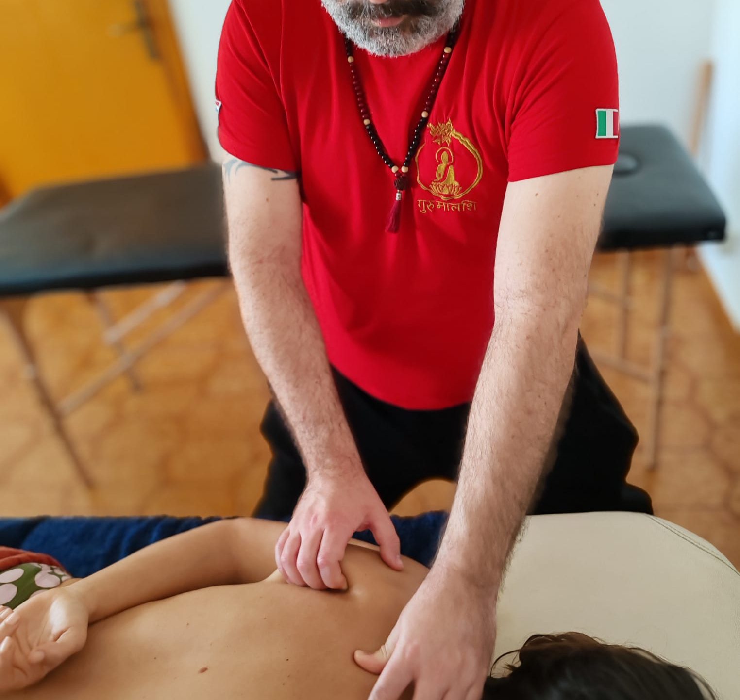 Tecniche di terapia manuale insegnate nei percorsi Naga University